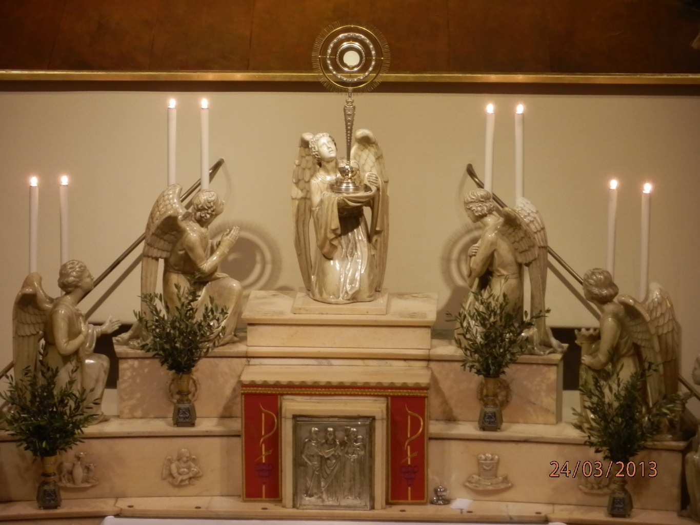 Il Santissomo Sacramento esposto nella Chiesa dell'Adorazione in Casa Madre